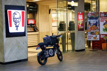 Sesetengah penghantar makanan yang menggunakan alat mobiliti aktif (AMD) memilih untuk mengubah suai peranti mereka agar dapat bergerak dengan lebih laju dan peranti dapat bertahan lebih lama sebelum perlu dicas. Ini mengizinkan mereka untuk membuat lebih banyak penghantaran.
