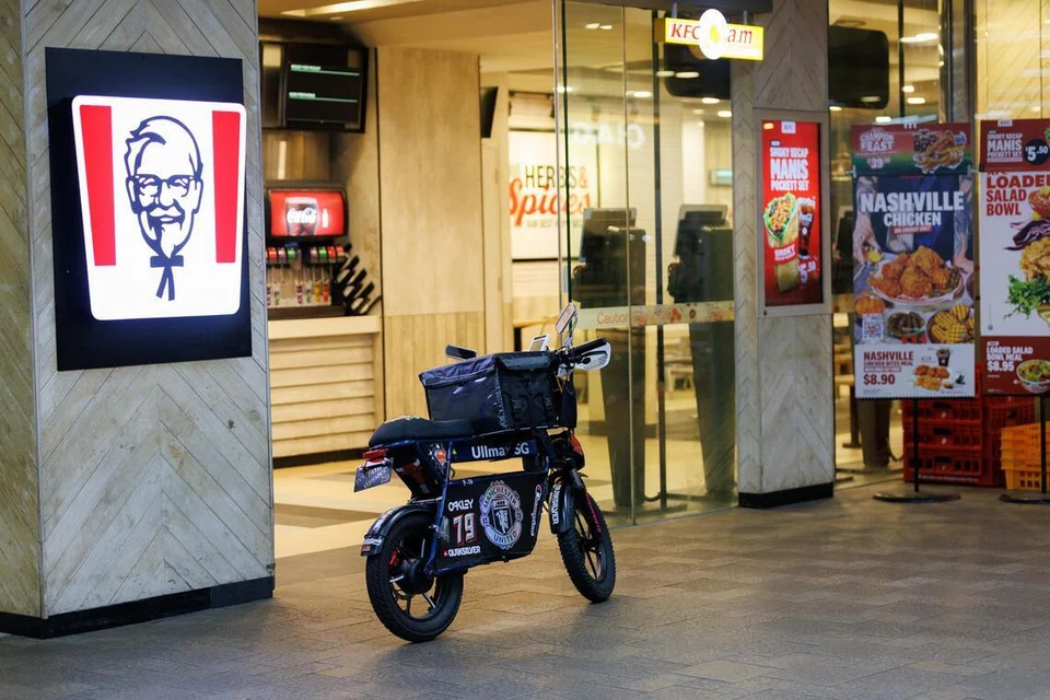 Sesetengah penghantar makanan yang menggunakan alat mobiliti aktif (AMD) memilih untuk mengubah suai peranti mereka agar dapat bergerak dengan lebih laju dan peranti dapat bertahan lebih lama sebelum perlu dicas. Ini mengizinkan mereka untuk membuat lebih banyak penghantaran.