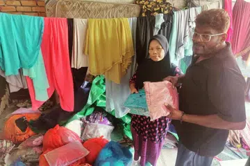 Tukang jahit, Cik Aidilfitri Aini Shahdan (kiri), dan suami, Encik Mohemmed Shukri Chandraneru Abdullah, berduka menjelang Hari Raya, apabila sebahagian gulungan kain yang dibeli untuk menyiapkan baju Raya pelanggan musnah akibat ribut yang melanda Taman Ria, Sekinchan.