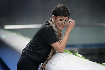 BUAT KAJIAN MENDALAM: Fauziah akur telah melakukan kajian mendalam menerusi buku, surat khabar, saluran YouTube dan sebagainya dalam usaha menjiwai watak Tun Hasmah. - Foto fail