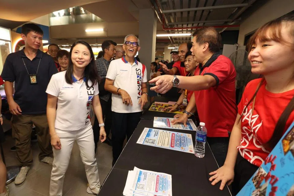 Menteri Pembangunan Sosial dan Keluarga, Encik Masagos Zulkifli Masagos Mohamad (tengah), meninjau CC Tampines Changkat yang dinaik taraf pada 23 Februari.