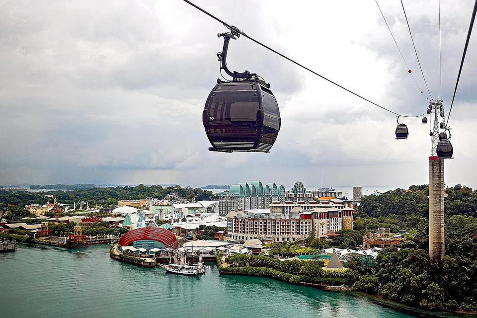 PILIHAN LAIN: Anda juga boleh menggunakan baucar Teroka Semula Singapura untuk menaiki kereta kabel ulang-alik ke Sentosa dan menyaksikan pemandangan indah dari ketinggian dengan tiket berharga $20 (gambar atas) atau menikmati cuti inap di hotel mewah dengan menempah bilik di Hotel Fairmont dengan harga tawaran menarik.
