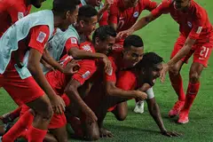 SEMANGAT BERPASUKAN TINGGI: Kapten Singa Hariss Harun dikerumuni rakan-rakannya semasa meraikan gol pertama mereka dalam kemenangan 2-1 ke atas Filipina di Stadium Negara malam kelmarin. - Foto BH oleh KEVIN LIM