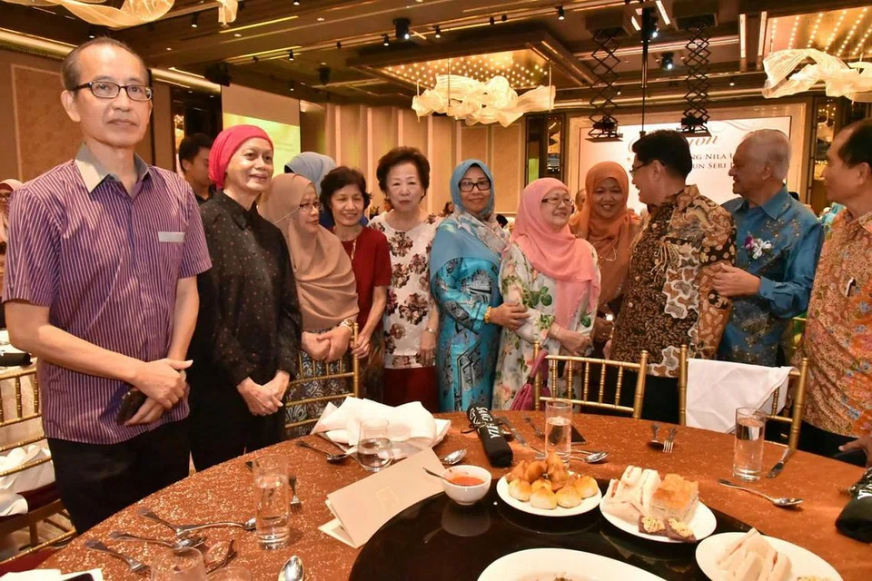 TANYA KHABAR: Mantan wartawan Cik Salma Semono (lima dari kanan), yang juga bekas pelajar TSL dan SNU, berbual dengan DPM Heng. - Foto JAWATANKUASA PENGANJUR SNU-TSL