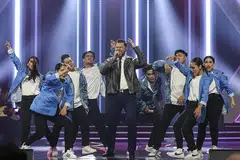 HAZRUL NIZAM: Hargai pengalaman membina yang membuatnya lebih selesa menyanyikan lagu pelbagai genre, disertakan dengan menari seiringan di samping bergurau spontan.- Foto ASTRO