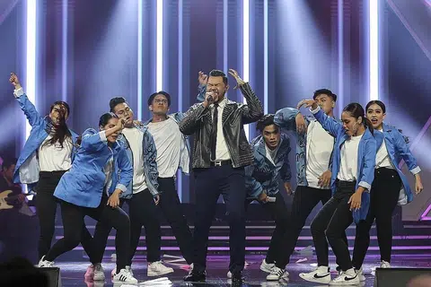HAZRUL NIZAM: Hargai pengalaman membina yang membuatnya lebih selesa menyanyikan lagu pelbagai genre, disertakan dengan menari seiringan di samping bergurau spontan.- Foto ASTRO