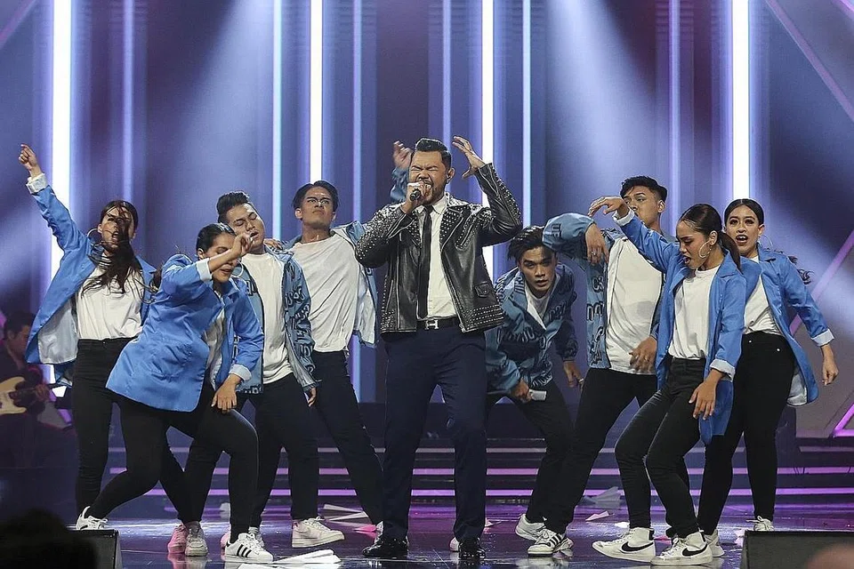 HAZRUL NIZAM: Hargai pengalaman membina yang membuatnya lebih selesa menyanyikan lagu pelbagai genre, disertakan dengan menari seiringan di samping bergurau spontan.- Foto ASTRO