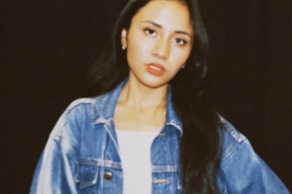 Syurga Jeffrey pernah bertanya kepada ibunya, penggiat seni Asnida Daud, mengapa beliau perlu ikut ibunya itu ke acara persembahan seni atau deklamasi puisi sejak kecil. Rupanya, Asnida ingin Syurga ketengahkan bakat terpendamnya dalam bidang nyanyian. 