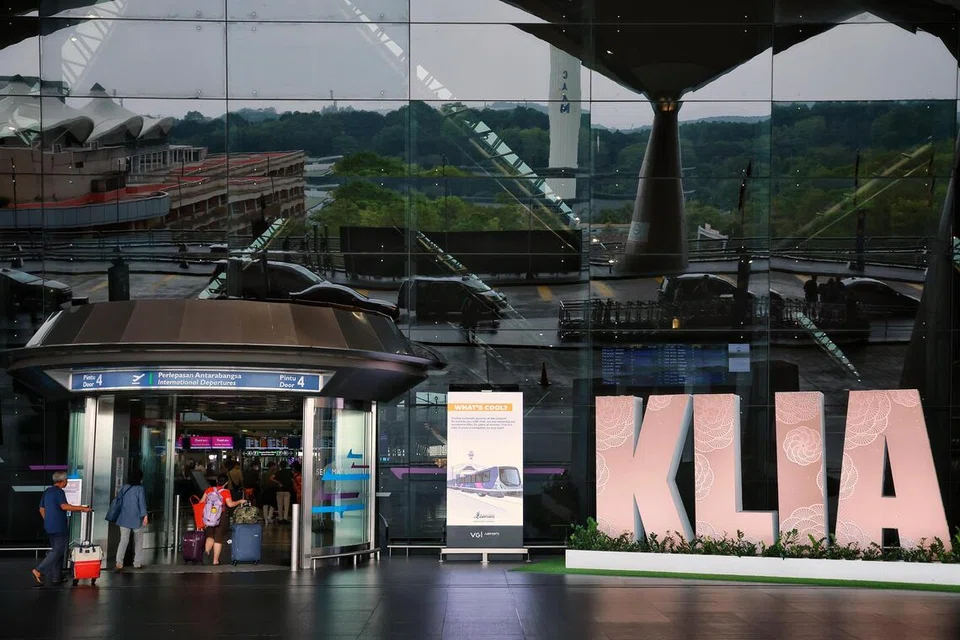  ‘ulat teksi’, KLIA:, M’sia, didenda 