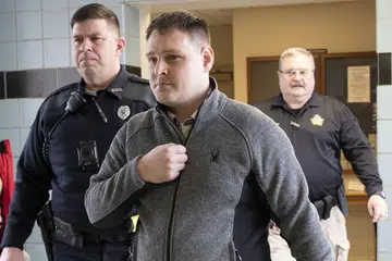 TEGAS TIDAK CEROBOH: Mikhy Farrera Brochez (depan) ditangkap atas kesalahan menceroboh rumah ibunya, Cik Teresa King, pada 8 Disember lalu di Clark County, Kentucky. Dia diberi amaran supaya jangan pergi ke rumah ibunya lagi selepas melakukannya pada 27 September, menurut dokumen mahkamah. Walaupun diarahkan berulang kali supaya beredar, Brochez tetap bertanya mengenai harta miliknya yang dikatakan disimpan Cik King. Dia diiring keluar dari mahkamah Winchester, Kentucky, kelmarin. - Foto BH oleh ARDEN BARNES