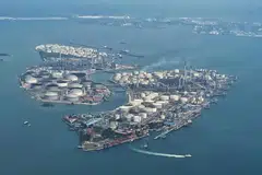 Minyak itu bocor ke laut dari saluran paip darat milik Shell antara Pulau Bukom (atas) dengan Bukom Kecil.