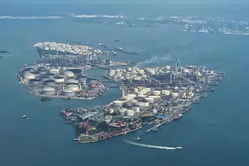 Minyak itu bocor ke laut dari saluran paip darat milik Shell antara Pulau Bukom (atas) dengan Bukom Kecil.