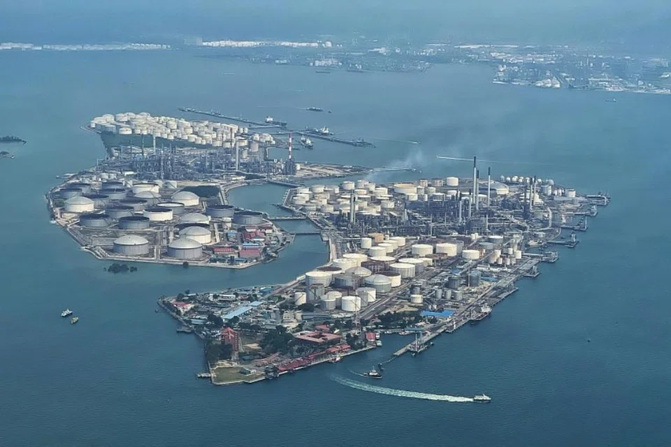 Minyak itu bocor ke laut dari saluran paip darat milik Shell antara Pulau Bukom (atas) dengan Bukom Kecil.