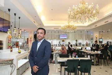 KEKURANGAN KAKITANGAN: Dengan tempahan di rangkaian restorannya telah meningkat sehingga 40 peratus, Encik Ali berkata kakitangannya terpaksa memainkan pelbagai peranan dalam satu masa untuk memastikan operasi berjalan dengan lancar. - Foto fail