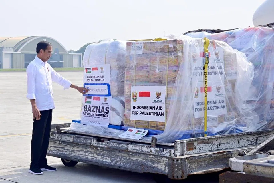 BANTUAN KEDUA KE GAZA: Presiden Indonesia, Encik Joko Widodo, semasa pelepasan kumpulan kedua bantuan kemanusiaan Indonesia untuk rakyat Palestin di Gaza, di Pangkalan Udara Halim Perdanakusuma, Jakarta, pada Isnin.