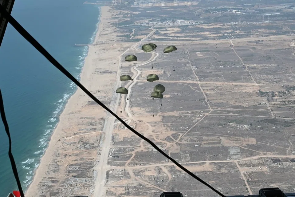  Angkatan Bersenjata Singapura (SAF) menjalankan operasi menggugurkan bantuan dari udara bagi membantu warga Palestin.