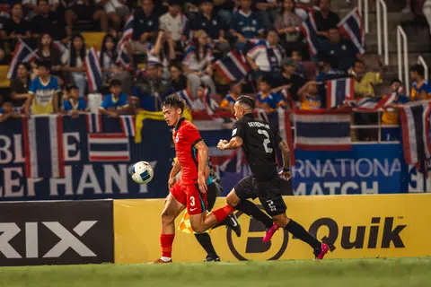 Bek kanan Singa, Ryhan Stewart (kiri), tekad tunjuk kebolehan dan mentaliti padu Singapura di Hong Kong. Beliau dan rakan sepasukan fokus bantu pasukan capai kemenangan walaupun berdepan tekanan stadium penuh dan jangkaan peminat. 
