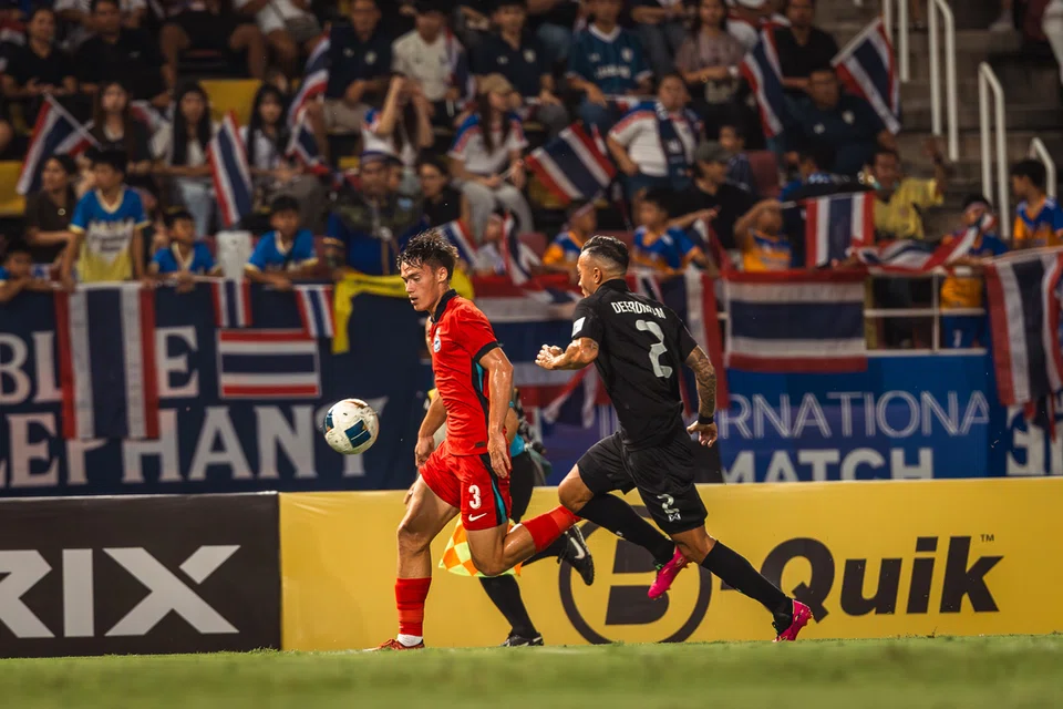 Bek kanan Singa, Ryhan Stewart (kiri), tekad tunjuk kebolehan dan mentaliti padu Singapura di Hong Kong. Beliau dan rakan sepasukan fokus bantu pasukan capai kemenangan walaupun berdepan tekanan stadium penuh dan jangkaan peminat. 