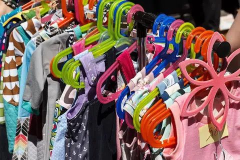 Pasar lambak menawarkan peluang untuk menjual pakaian terpakai secara langsung kepada pembeli, sambil memberi ruang untuk memperoleh koleksi fesyen baru yang unik dan bersejarah.