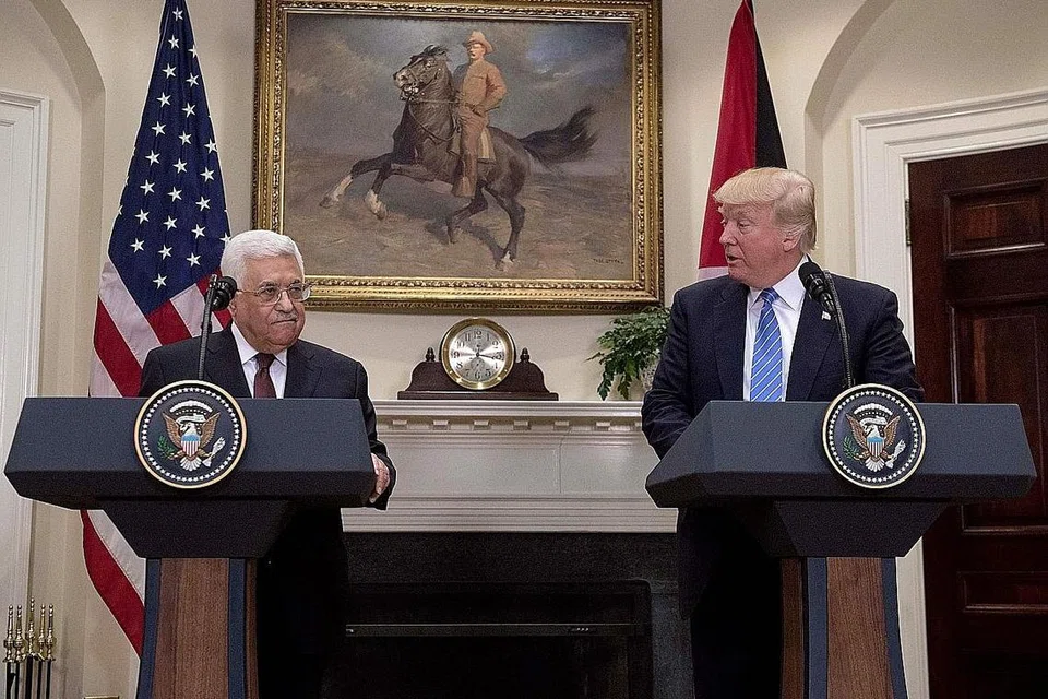PERTEMUAN SULUNG: Encik Donald Trump (kanan) dan Encik Mahmoud Abbas dalam satu sidang akhbar bersama di Rumah Putih kelmarin, dalam mesyuarat pertama mereka. - Foto AFP