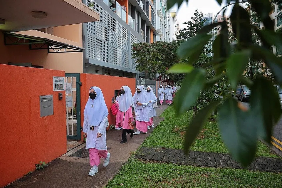 HARI TERAKHIR SEBELUM CUTI: Pelajar Madrasah Al-Ma'arif Al-Islamiah memasuki premis madrasah di Lorong 39, Geylang Road, pada hari terakhir sekolah kelmarin memandangkan cuti bulan Jun telah dipercepatkan pihak madarasah itu mulai semalam. Ini sedang sekolah di bawah MOE pula beralih kepada HBL bagi mengekang penularan virus Covid-19. - Foto BH oleh JASON QUAH.
