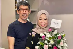 Cik Salwah Omar, meraikan kejayaan suaminya, Encik Katman Matnan, membuka kedai kek, Wonderland Sweetscape.