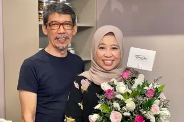 Cik Salwah Omar, meraikan kejayaan suaminya, Encik Katman Matnan, membuka kedai kek, Wonderland Sweetscape.