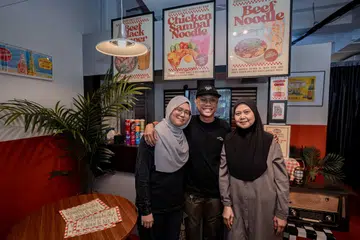 (Dari kiri) Pemilik Goodvibes Cafe SG, Cik Nurfaiqah Talhah dan suaminya, Encik Irsyaduddin Noor Rashid bersama ibunya, Cik Surya Rosidi. 