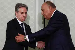 Setiausaha Negara Amerika Syarikat, Encik Antony Blinken (Kiri) berjabat tangan dengan Menteri Luar Mesir, Encik Sameh Shoukry, selepas sidang akhbar bersama, semasa lawatannya ke Kahirah, Mesir.