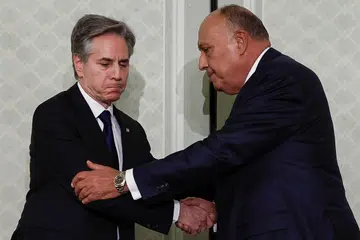 Setiausaha Negara Amerika Syarikat, Encik Antony Blinken (Kiri) berjabat tangan dengan Menteri Luar Mesir, Encik Sameh Shoukry, selepas sidang akhbar bersama, semasa lawatannya ke Kahirah, Mesir.