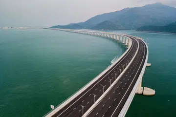 PERERAT IKATAN: China berharap jambatan ini dapat mengintegrasikan lagi penduduk di Hongkong dan Macau dengan sembilan bandar di tanah besar China yang terdapat di sekitar Muara Sungai Pearl. - Foto AFP