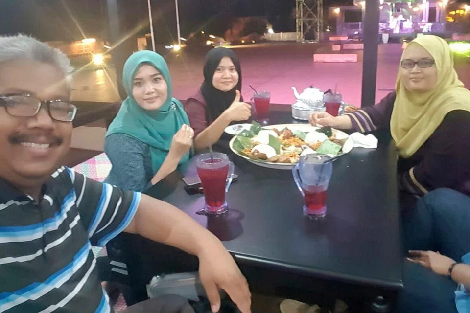 MASIH YAKIN: Pemilik Dapor Warisan, Encik Yusaini (kiri), bersama pelanggan dari Singapura, akur bahawa masakan yang enak pasti menggamit lebih ramai pengunjung walaupun caj jalan RM20 dilaksanakan. - Foto DAPOR WARISAN