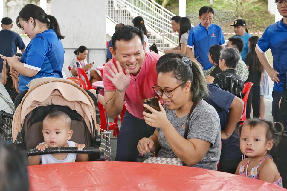 Encik Zaqy Mohamad (tengah) berinteraksi dengan penduduk Marsiling yang hadir bagi program Marsiling Cares Januari lalu.