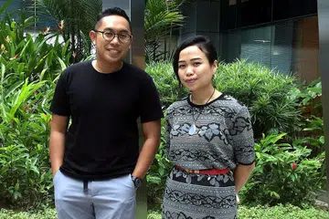 KENALKAN KEUNIKAN JAZ: Penyanyi Rudy Djoharnaen dan penganjur acara We Love Jazz Party 2017, Cik Namie Rasman, ingin perbetulkan salah tanggapan ramai tentang irama jaz yang disangka hanya buat golongan elit. Pemain dram, Encik Mohamad Rafaee Mahmood, pula melihat perkembangan positif dunia jaz di Singapura. - Foto-foto HARYANI ISMAIL/SHAHRIYA YAHAYA
