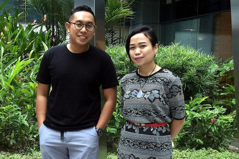 KENALKAN KEUNIKAN JAZ: Penyanyi Rudy Djoharnaen dan penganjur acara We Love Jazz Party 2017, Cik Namie Rasman, ingin perbetulkan salah tanggapan ramai tentang irama jaz yang disangka hanya buat golongan elit. Pemain dram, Encik Mohamad Rafaee Mahmood, pula melihat perkembangan positif dunia jaz di Singapura. - Foto-foto HARYANI ISMAIL/SHAHRIYA YAHAYA