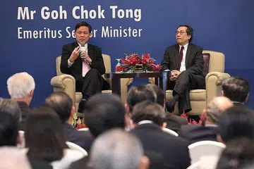 FAHAMI RANTAU TIMUR TENGAH: Encik Chan (kiri) berkata sekitaran Timur Tengah amat rumit atas tiga sebab - persaingan intra-Timur Tengah dan rebut kuasa, ideologi dan agama. Beliau berkata demikian dalam dialog yang dipengerusikan Encik Bilahari Kausikan (kanan) semalam. - Foto CMG