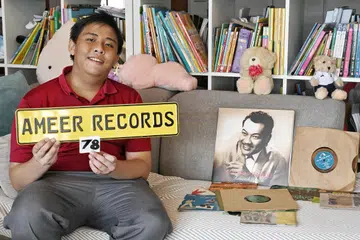 Melalui saluran YouTube peribadinya, ‘Ameer 78 Records’, Muhammad Amir Syazli Samsul Kamar, berkongsi tentang koleksi piring hitam yang merangkumi pelbagai genre seperti muzik klasik, jaz dan rok.
