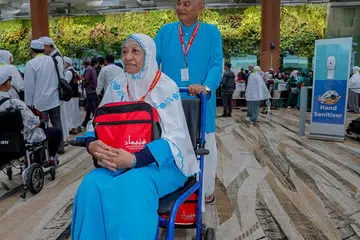 KEBAJIKAN DIJAGA: Muis bekerjasama dengan pihak berkepentingan termasuk Persatuan Agensi Pelancongan Islam Singapura (Amtas) dan ejen penjualan pakej haji untuk memastikan keperluan perubatan jemaah dijaga dengan baik. Jemaah haji yang memerlukan bantuan untuk bergerak, termasuk pengguna kerusi roda, juga dibantu.