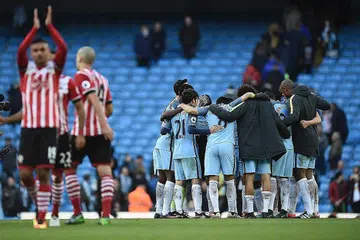 KEUTAMAAN BERUBAH?: Manchester United (kiri) dan Manchester City tidak mampu tewas dalam Piala EFL, walau pertandingan itu tidak dianggap satu keutamaan bagi kededua kelab. - Foto AFP