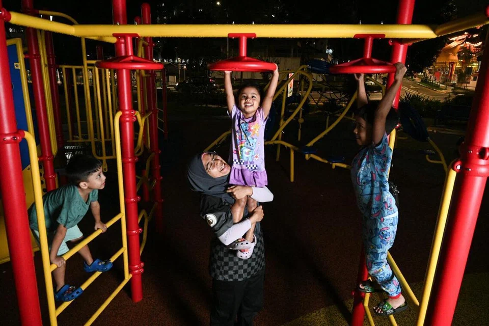 Cik Nur Habibah Ramlah Mohd Ishak (bertudung) dan suami, Encik Muhammad Yazid Muhammad Amin (tiada dalam gambar) berjaya mengharungi cabaran kehidupan dan bakal berpindah dari flat sewa ke flat BTO milik sendiri di Tengah pada 2027. Bersama Cik Habibah dalam gambar adalah tiga anaknya, (dari kiri) Muhammad Zidan; Nur Hannah; dan Muhammad Uwais.