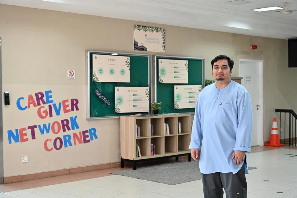 Masjid Assyakirin baru-baru ini telah memulakan satu daya usaha dipanggil, Rangkaian Penjaga Assyakirin, atau ‘Assyakirin Caregiver Network’, yang menyediakan sokongan kepada golongan penjaga yang memerlukan bantuan. Kumpulan di sebalik inisiatif itu terdiri daripada (dalam gambar) Ustaz Muhd Aizat Zulkifli, ketua jabatan penjagaan sosial dan masyarakat di Masjid Assyakirin, dan dua rakan sejabatan – Ustazah Nur Hidayati Aznim dan Ustazah Maria Mohd.