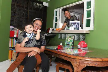 BERSYUKUR DAPAT PELBAGAI GERAN: Encik Muhammad Azhar Kamsari dan isteri, Cik Nurhayati Zulfikri, secara keseluruhan, mendapat geran perumahan berjumlah $115,000, termasuk Geran Keluarga sebanyak $50,000 dan Geran Perumahan CPF Dipertingkat (EHG) sebanyak $45,000. Dengan geran itu, mereka membeli sebuah flat empat bilik jualan semula di Woodlands dengan harga $221,000. - Foto HDB
