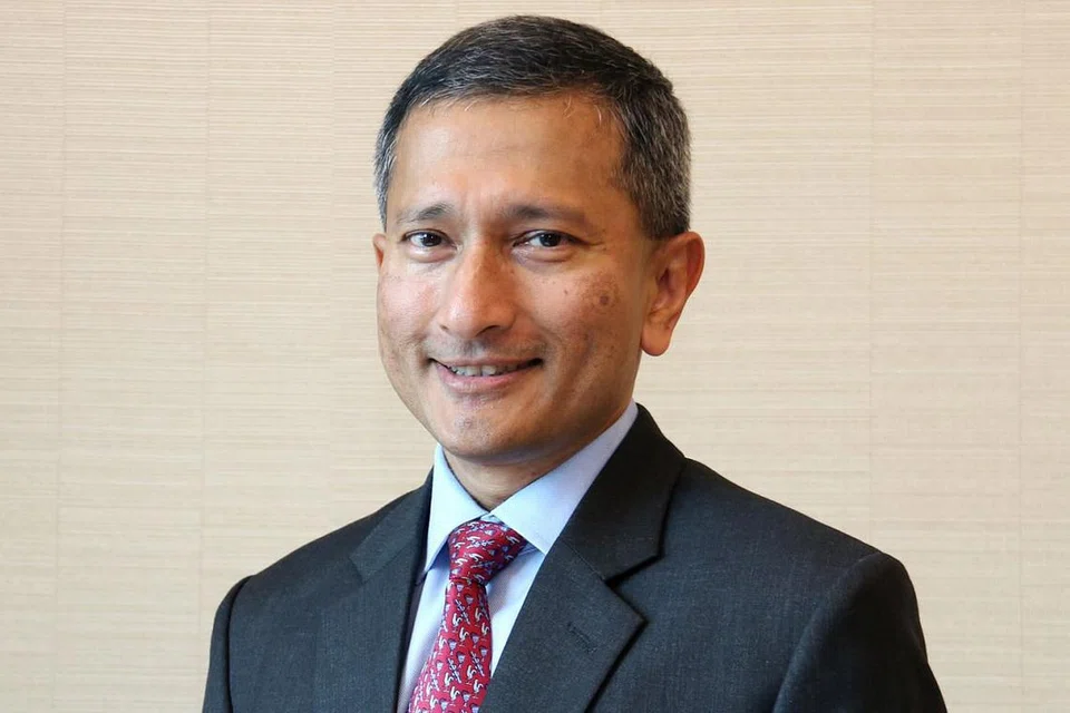 JELASKAN PERJANJIAN AIR: Dr Vivian Balakrishnan menjawab pertanyaan yang dikemukakan beberapa AP mengenai Perjanjian Air dengan Malaysia.- Foto fail