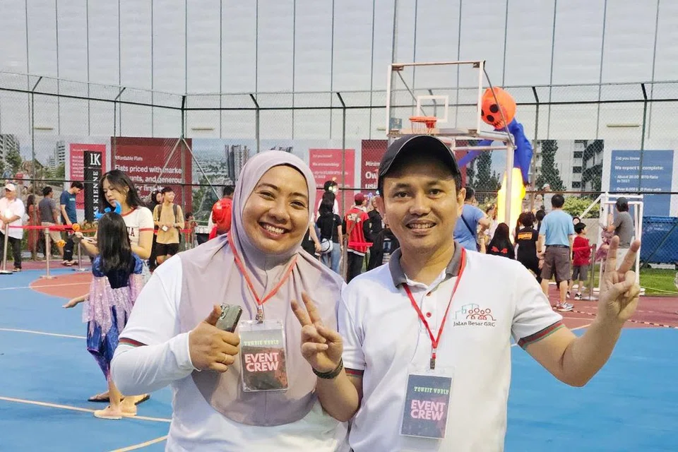 Cik Kamisah Mahmood, 44 tahun, dan Encik Redzuan Ismail, 46 tahun, telah berkhidmat lebih sedekad di Jawatankuasa Eksekutif Kegiatan Melayu (MAEC) di Kreta Ayer CC.