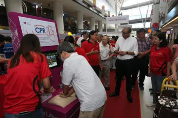 Dr Janil Puthucheary di acara pameran bergerak di Our Tampines Hub, sempena sambutan Hari Jantung Sedunia, anjuran Yayasan Jantung SIngapura. - Foto SHF.