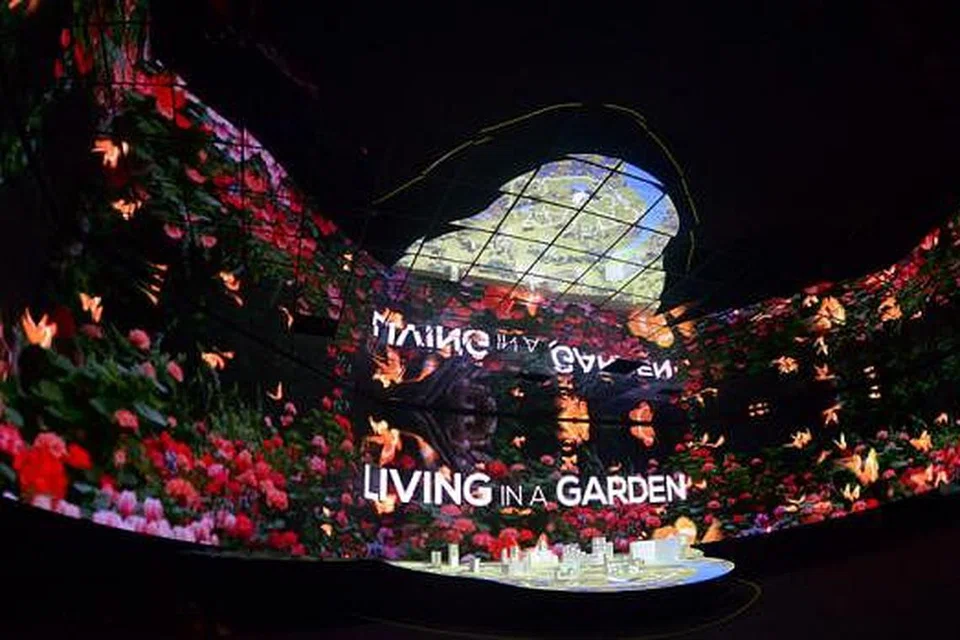 SIMFONI KOTA: Zon ini mengikuti cerita empat rakyat Singapura dalam filem 'Teater Generasi' yang dalam perjalanan pulang menerusi bandar raya masa hadapan. Filem ini memberi bayangan tentang Singapura yang memiliki sistem pengangkutan lebih fleksibel, ruang hidup dan konsep perumahan baru.