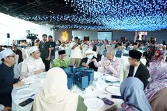 Menteri Kanan, Encik Teo Chee Hean (tiga dari kanan), kelihatan berinteraksi dengan asatizah semasa acara Gema Kesyukuran, anjuran Persatuan Ulama dan Guru-Guru Agama Islam Singapura (Pergas), di Gardens by The Bay pada 3 Mac.