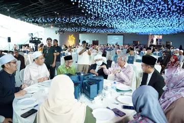 Menteri Kanan, Encik Teo Chee Hean (tiga dari kanan), kelihatan berinteraksi dengan asatizah semasa acara Gema Kesyukuran, anjuran Persatuan Ulama dan Guru-Guru Agama Islam Singapura (Pergas), di Gardens by The Bay pada 3 Mac.
