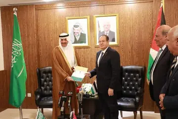 DUTA BUKAN PEMASTAUTIN: Duta Besar Arab Saudi, Encik Nayef Al-Sudairi (paling kiri) menyampaikan surat pentauliahan kepada penasihat diplomatik Pihak Berkuasa Palestin, Encik Majdi al-Khalidi, di Kedutaan Palestin di Jordan pada Sabtu. 