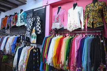 Mencari baju raya menjelang Aidilfitri.